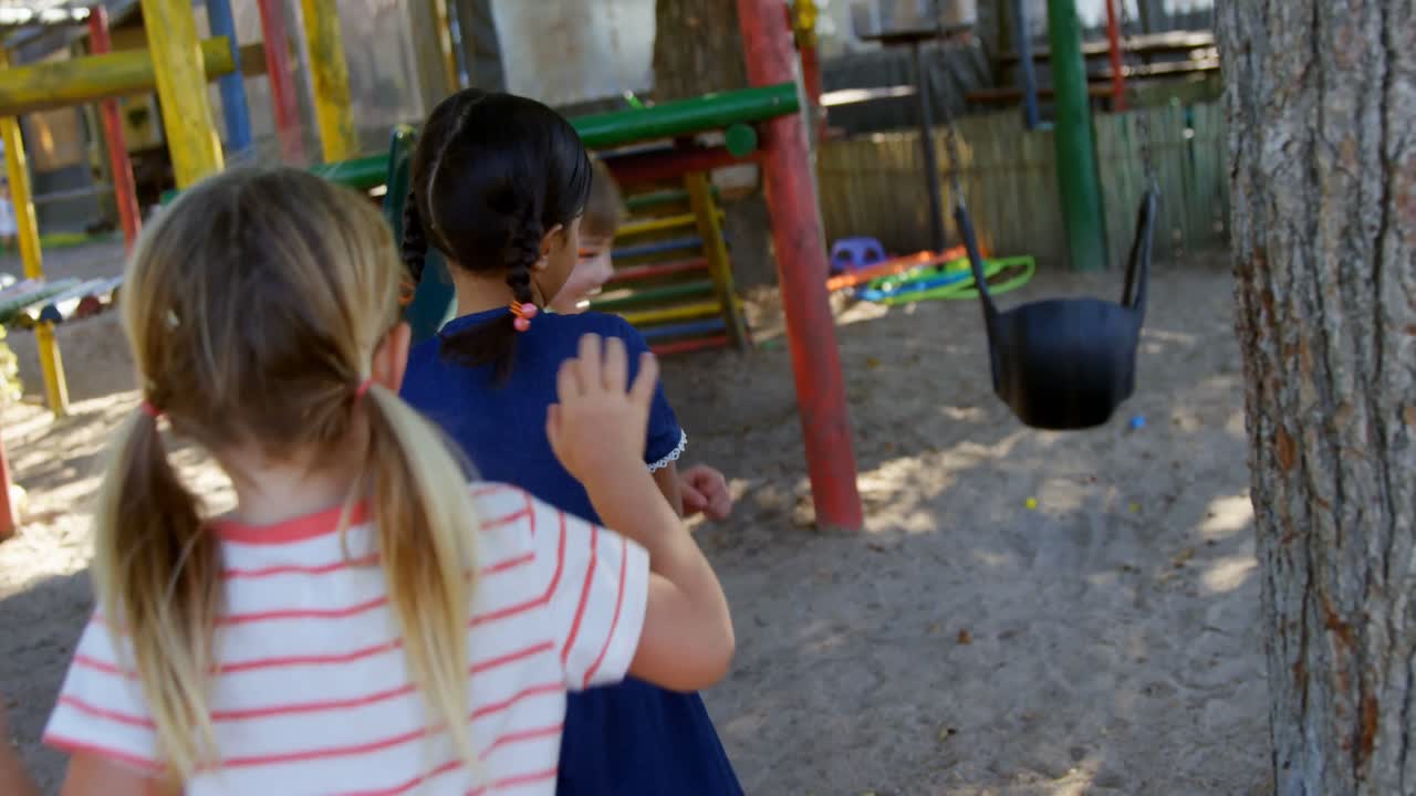 niños jugando en el patio de recreo 4k