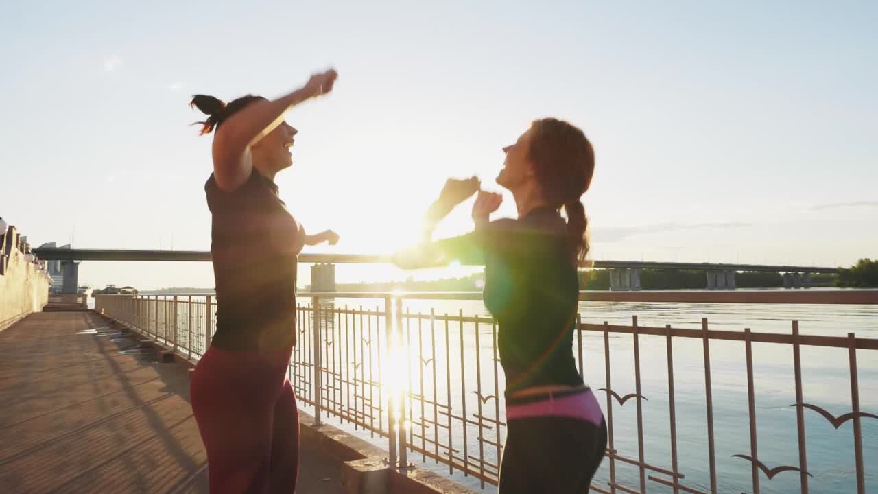 야외에서 운동하는 여성