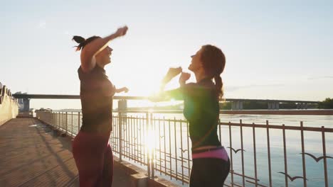 mujeres que hacen ejercicio al aire libre