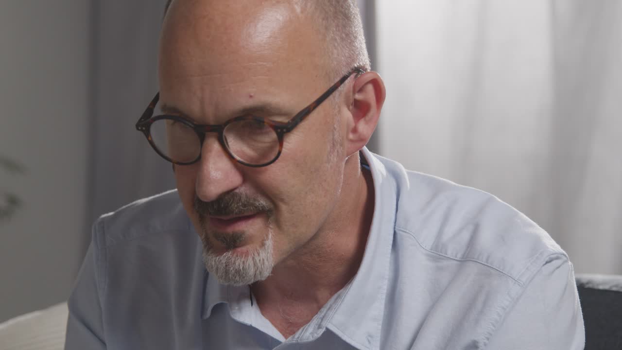 손가락이  ⁇ 여 있는 남자가 소파에 앉아 여성 상담원과 일반적 또는 정신 건강 문제에 대해 이야기하고 있습니다.