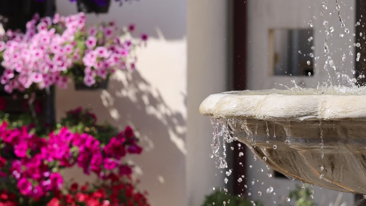 agua en cascada desde una fuente de piedra