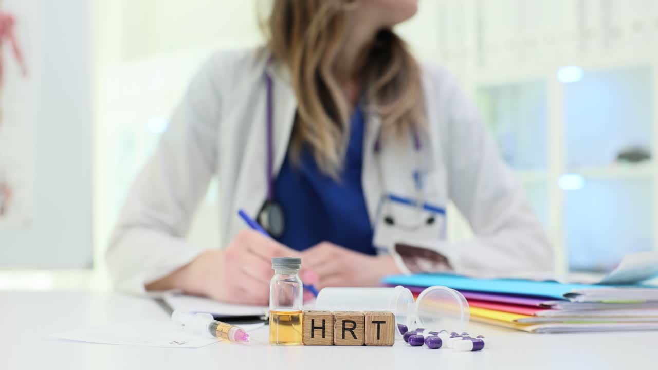 Medico che scrive con farmaci per la TOS e una siringa sulla scrivania