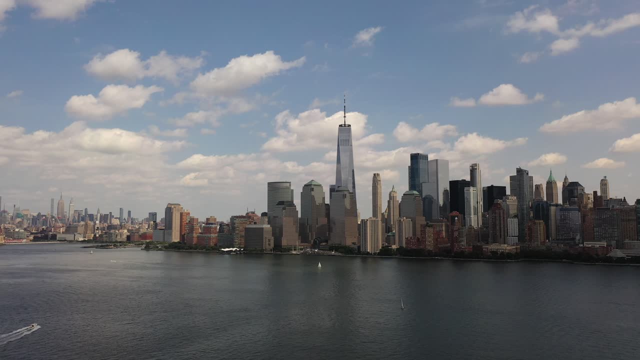 아래 바다에서 보트가 움직이는 어퍼 베이의 조감도