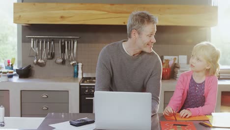 padre usando computadora portátil mientras interactúa con su hija 4k