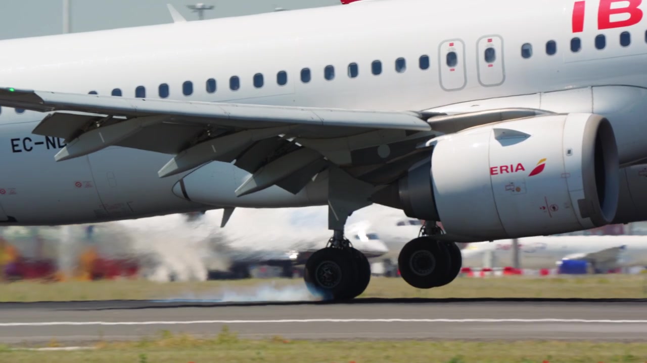 Iberia passasjerfly lander på flyplassrullebane