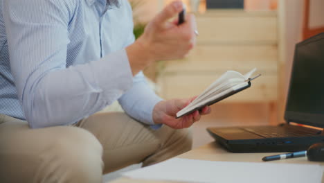 el hombre de negocios abre el cuaderno.