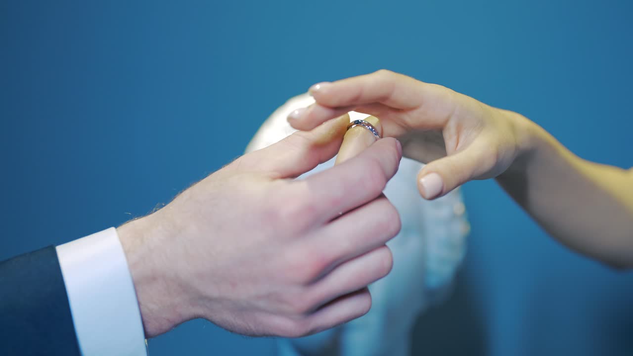 pareja intercambiando anillos