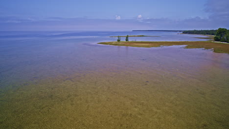 un avión no tripulado volando sobre el lago michigan muestra áreas de tierra que han sido recientemente recuperadas por el aumento de las aguas del lago michigan.