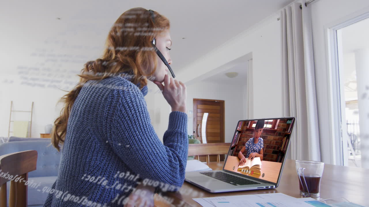Animation af databehandling over en kaukasisk kvinde, der arbejder hjemmefra og har et videoopkald