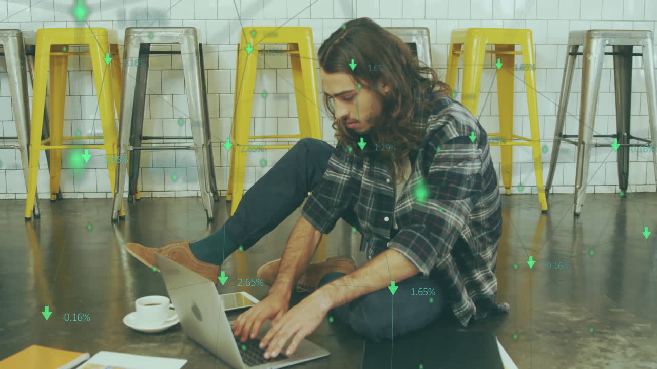 animación de la red de conexiones con iconos sobre hombre caucásico usando portátil en el café