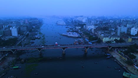 Concurrido-Puente-Sobre-El-Río-Buriganga-Al-Atardecer