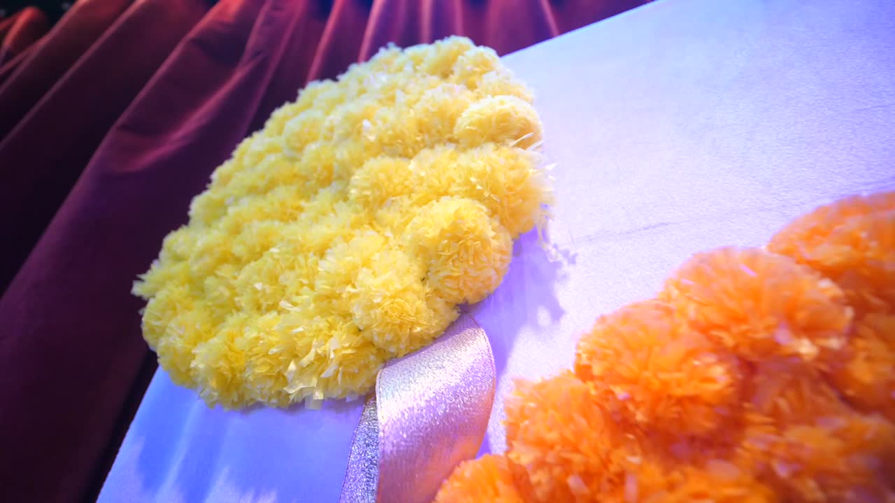 꽃 장식 결혼식 의자 곤다 노란색