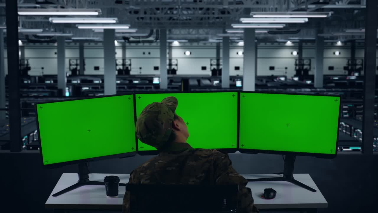 데이터 센터에서 모의 다중 컴퓨터 모니터와 함께 작업하는 동안 허리 통증이있는 아시아 군대의 뒷면