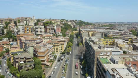 toma de seguimiento aéreo del autobús del metro conduciendo en el barrio de roma, hermoso día de verano