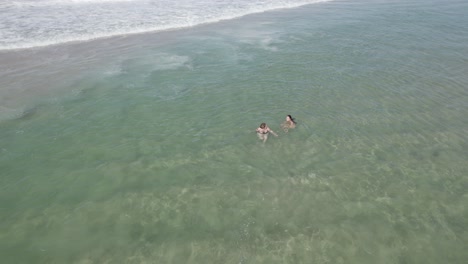 Turistas-Nadando-Y-Relajándose-En-El-Prístino-Paraíso-Costero-De-La-Playa-De-Entrada-Norte-En-Nueva-Gales-Del-Sur,-Australia-En-Verano