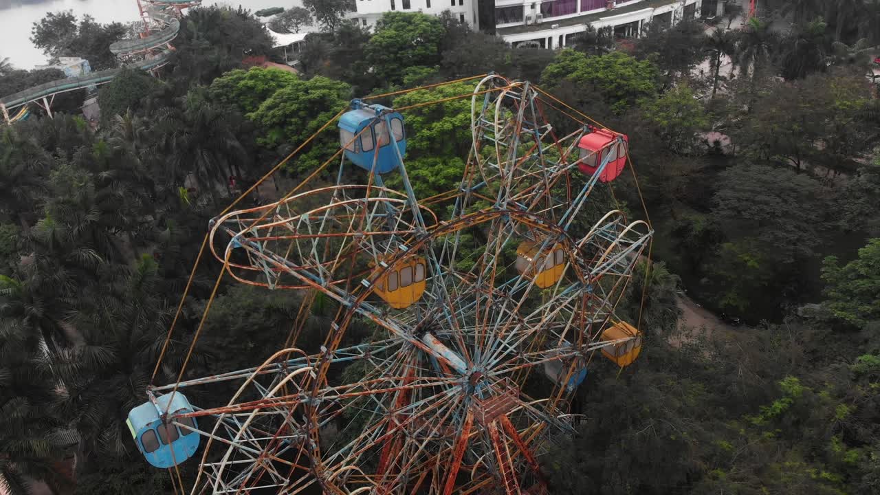 volando alrededor de la vieja rueda de la fortuna abandonada en hanoi, vietnam, aérea