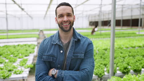 granjero, sonrisa y hombre en el jardín