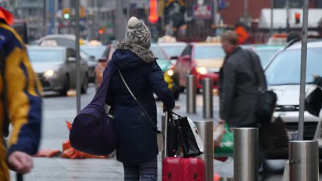 Touristen-Warten-Auf-Toronto-Street