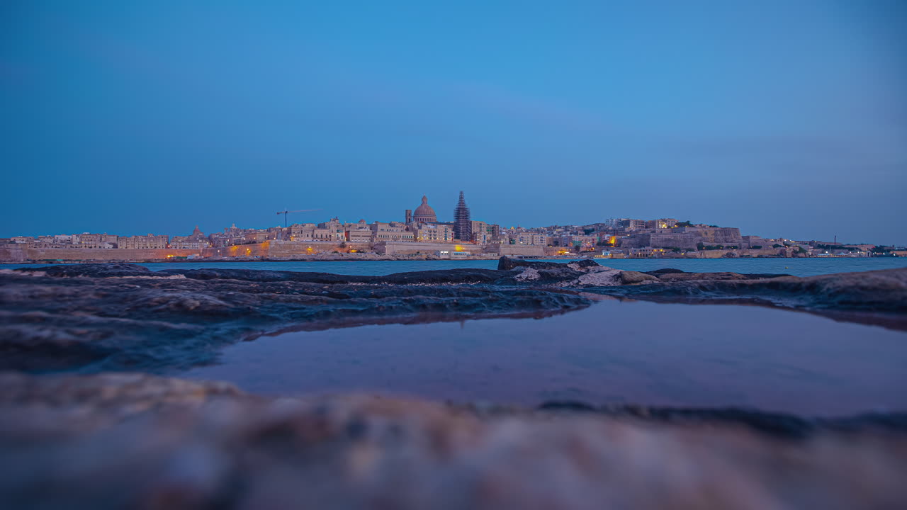 paisaje urbano de valletta con luces nocturnas en la isla de malta, vista en lapso de tiempo
