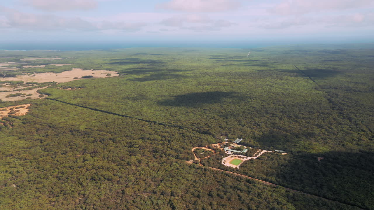 호주 남부에 있는 캥거루 섬의 숲과 자연 위 높은 곳에서 추적, 드론 촬영