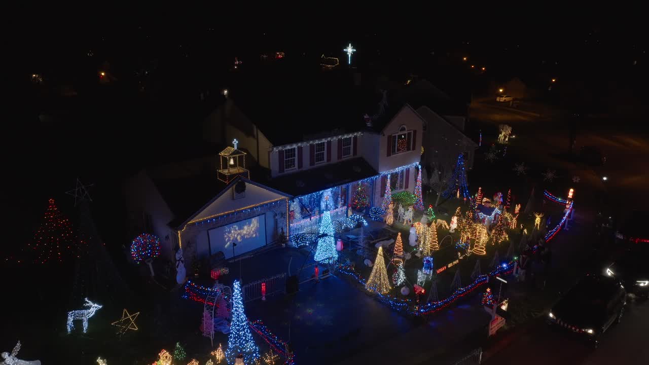 펜실베니아주 리티츠에 있는 크리스마스 라이트 디스플레이의 공중 상승 샷