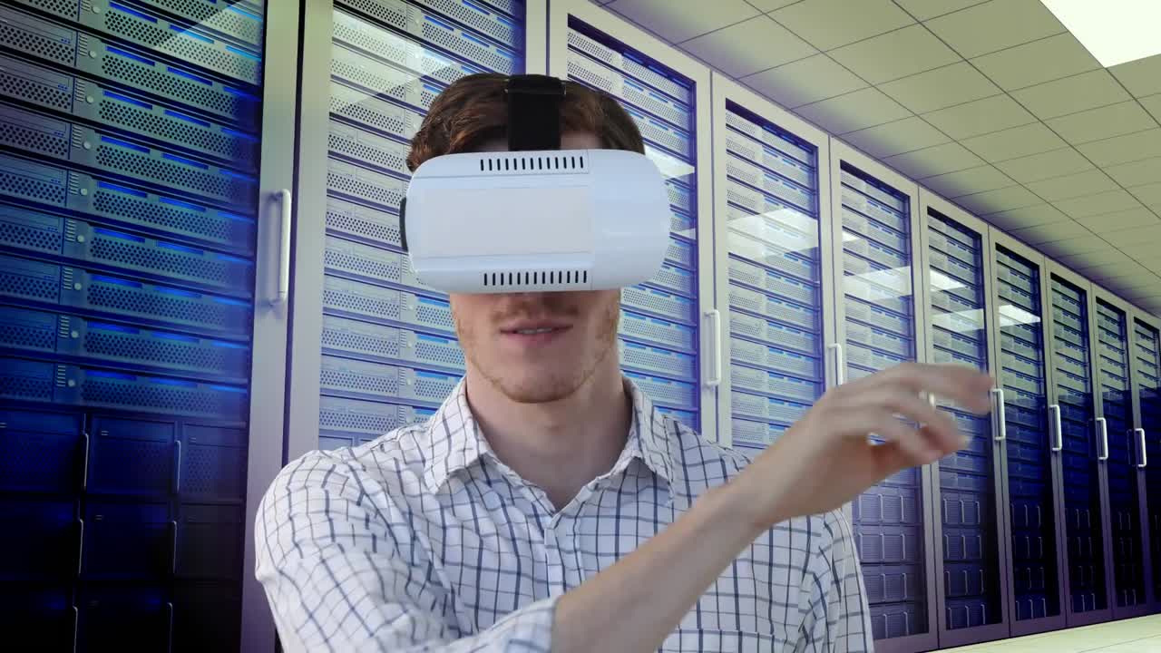 animación de un hombre de negocios caucásico con auriculares vr sobre la sala del servidor