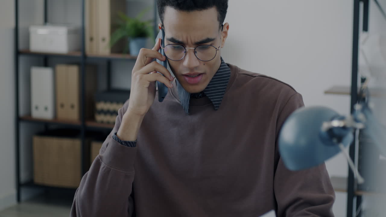 사무실에서 전화하는 남자