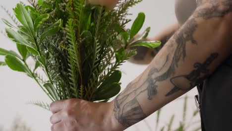 movimiento rodante hacia abajo mientras un florista crea arte