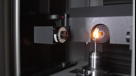 herramienta fabricada que se prueba en la sala de inspección