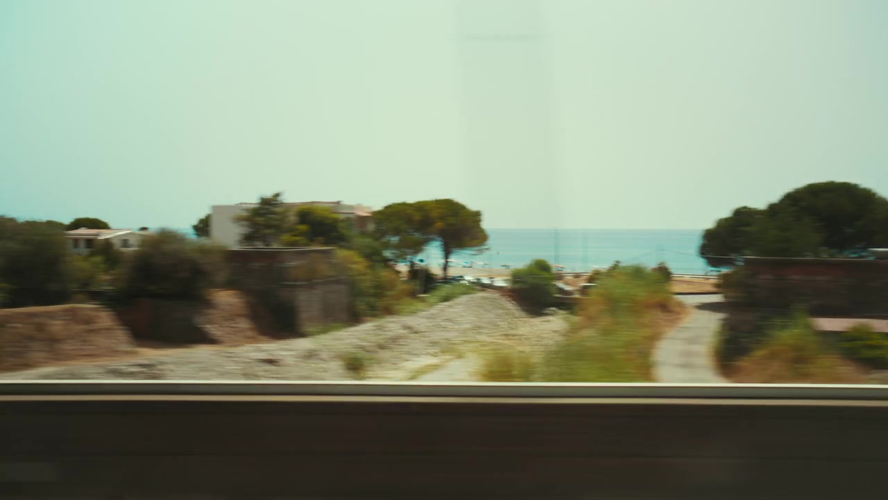 Pasando por un pueblo costero en Calabria, visto desde el tren