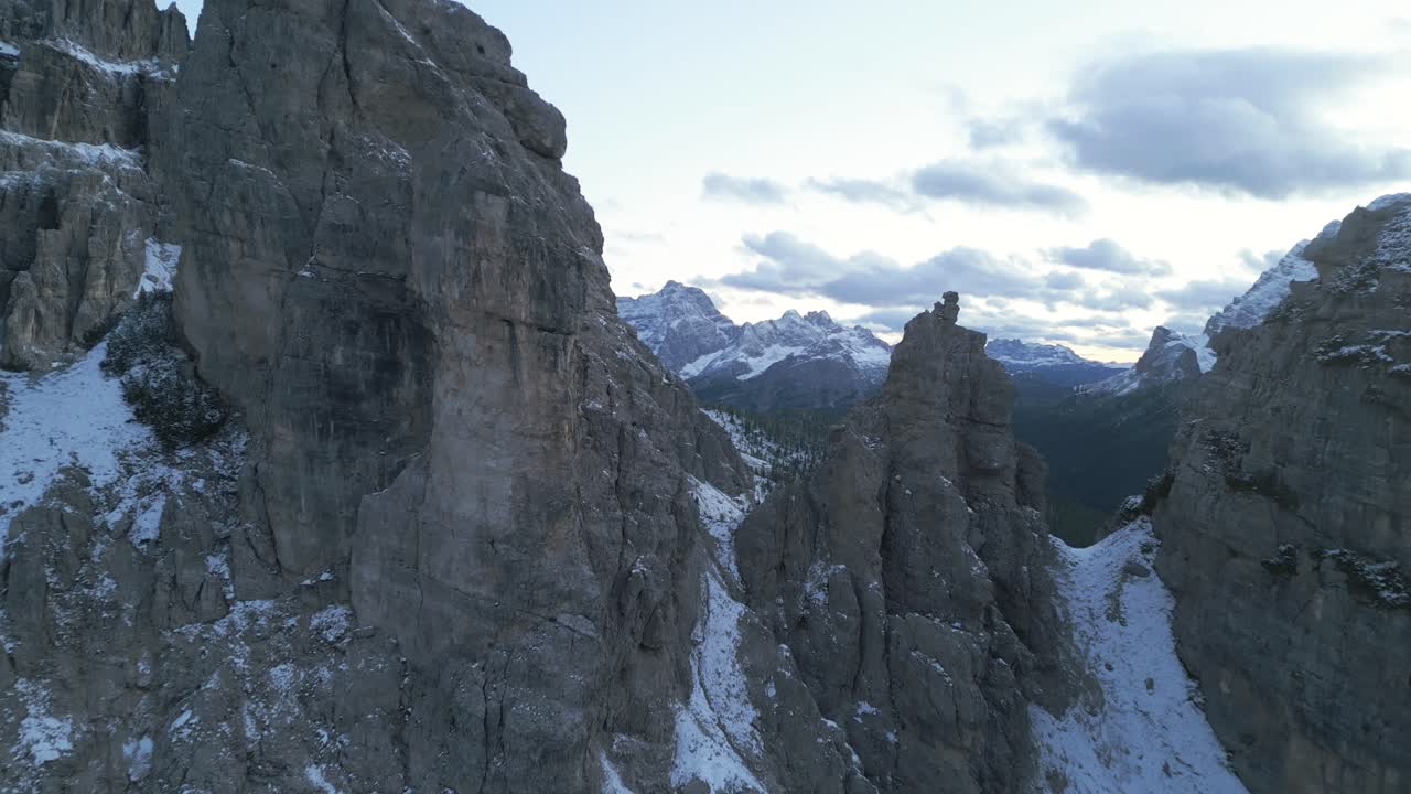Sorvolo ravvicinato sopra creste rocciose ripide nelle Alpi.