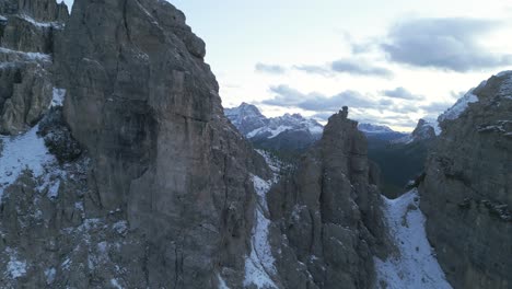 Sobrevuelo-De-Proximidad-Sobre-Empinadas-Crestas-Rocosas-En-Los-Alpes