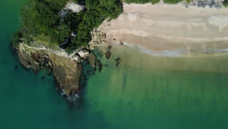 Vista-Aérea-De-Una-Playa-Escondida-Aislada-En-Los-Días-De-Verano-Con-Una-Cala-Rocosa