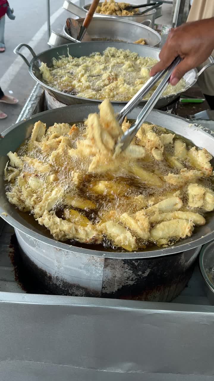 Frittura di frittelle di banana croccanti presso una bancarella di street food