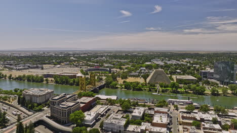 Ciudad-De-Sacramento-California-Aérea-V15-Sobrevuelo-Del-Casco-Antiguo-Que-Captura-El-Puente-De-La-Torre-Del-Cruce-Del-Río,-Los-Tráficos-De-La-Autopista-Interestatal-Del-Lado-Oeste-Y-El-Paisaje-Urbano-Del-Centro---Filmado-Con-El-Cine-Mavic-3---Junio-De-2022