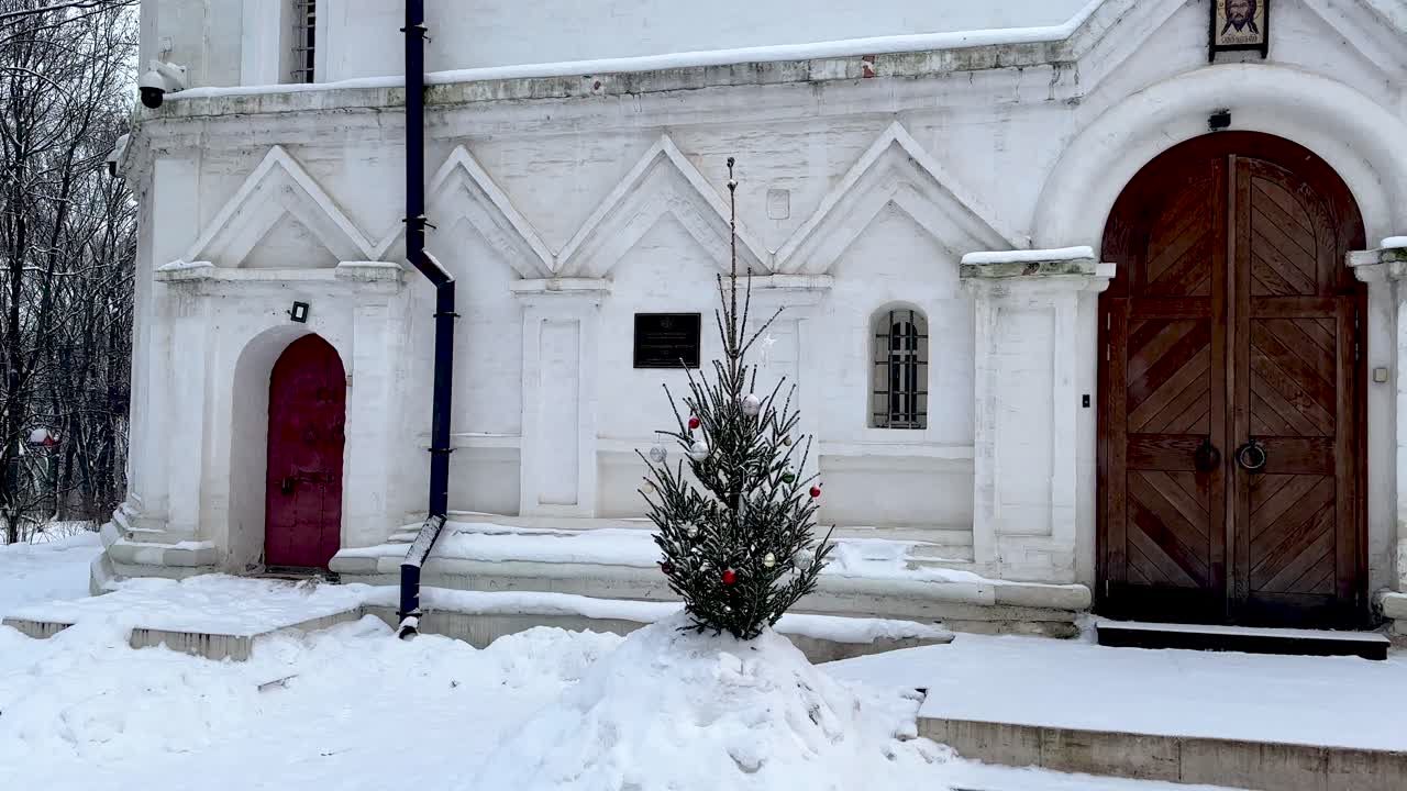 Vchod do kostela vyzdobený na pravoslavné Vánoce