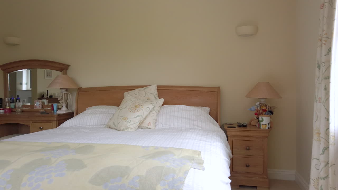 panorámica de derecha a izquierda de un dormitorio principal con baño en cámara lenta