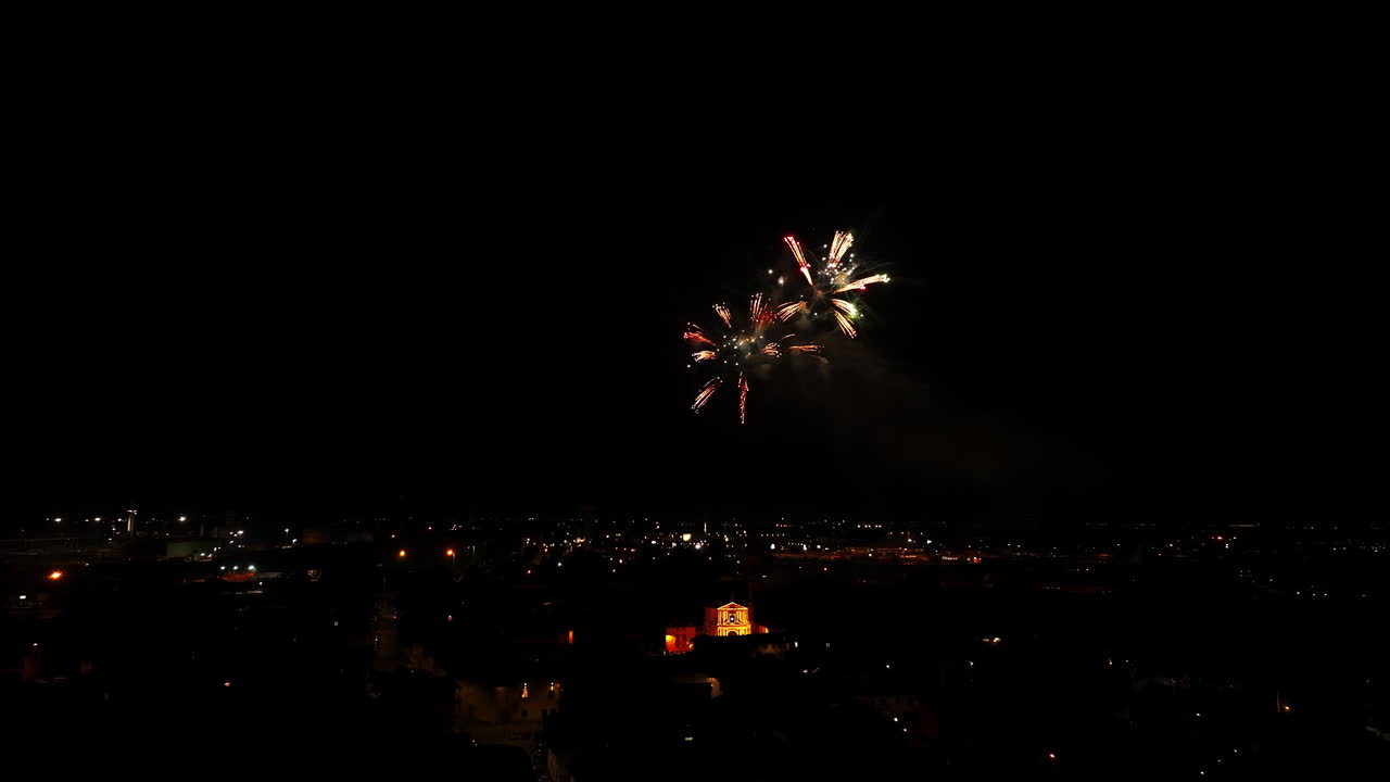 deslumbrantes vistas aéreas de fuegos artificiales capturadas con precisión y arte