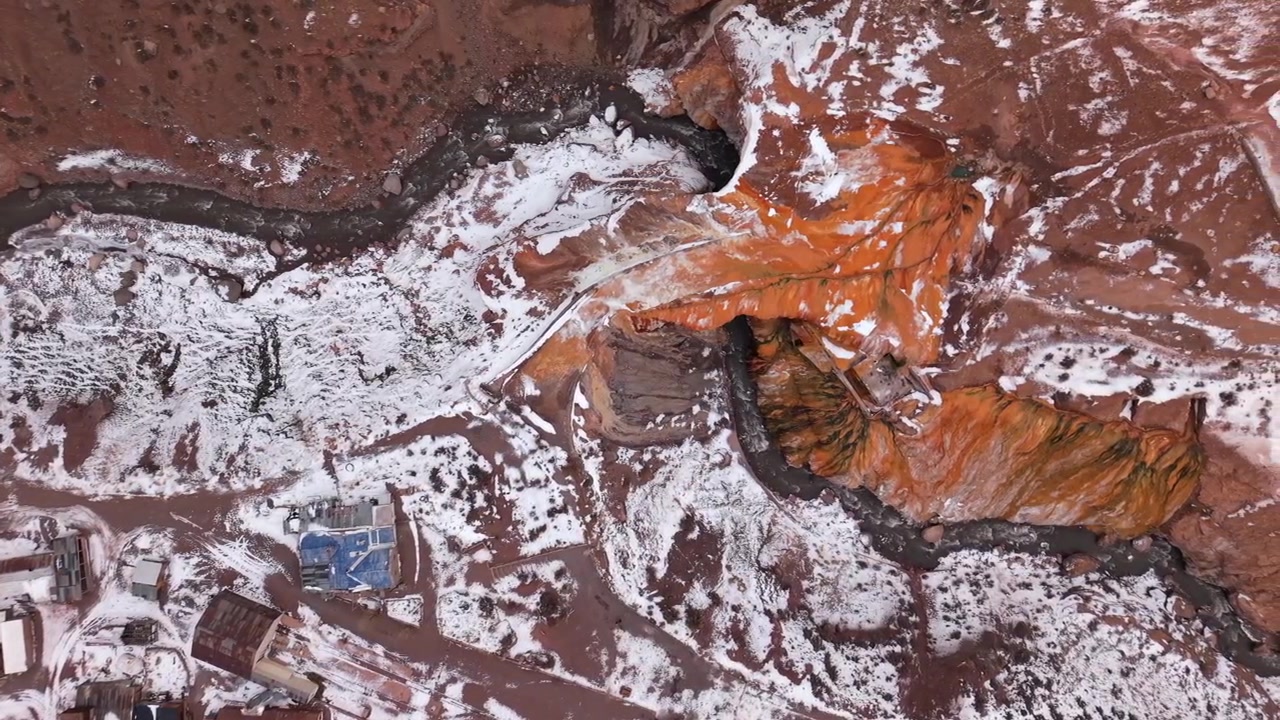 Vinterbjerg sne drone luftfoto landsbyhuse landskab ved, Argentina Mendoza Puente del Inca geologisk udsigt