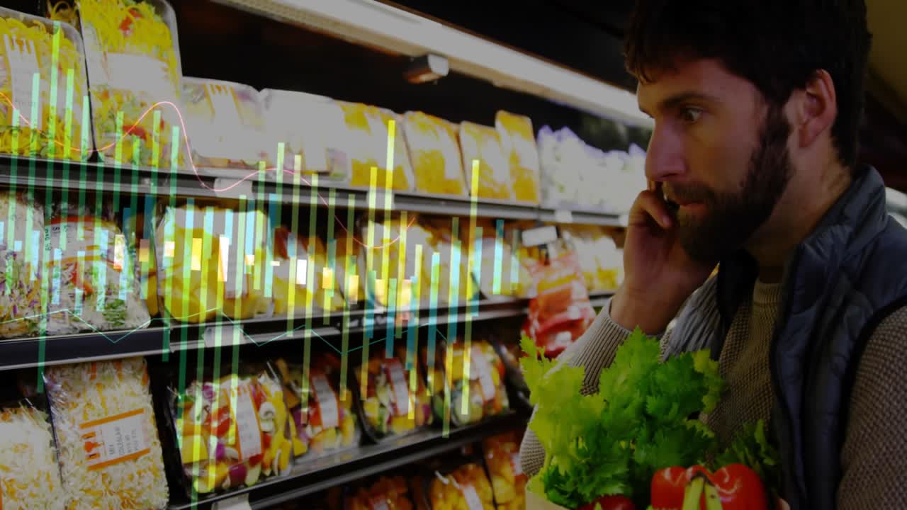 Comprador minorista masculino escaneando estantes y recopilando información mientras una llamada de smartphone inicia una superposición de gráfico