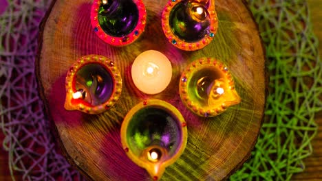 Vídeo-De-Velas-Diwali-Encendidas-En-Círculo-Sobre-Una-Superficie-De-Madera