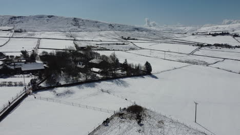 paisaje invernal con granjas y campo abierto cubierto de nieve
