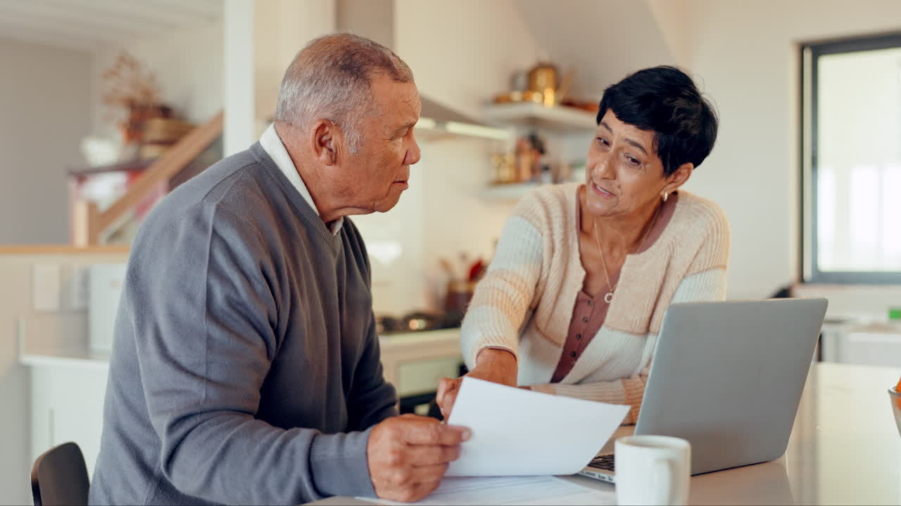 hablando, pareja de mayores y facturas con computadora portátil