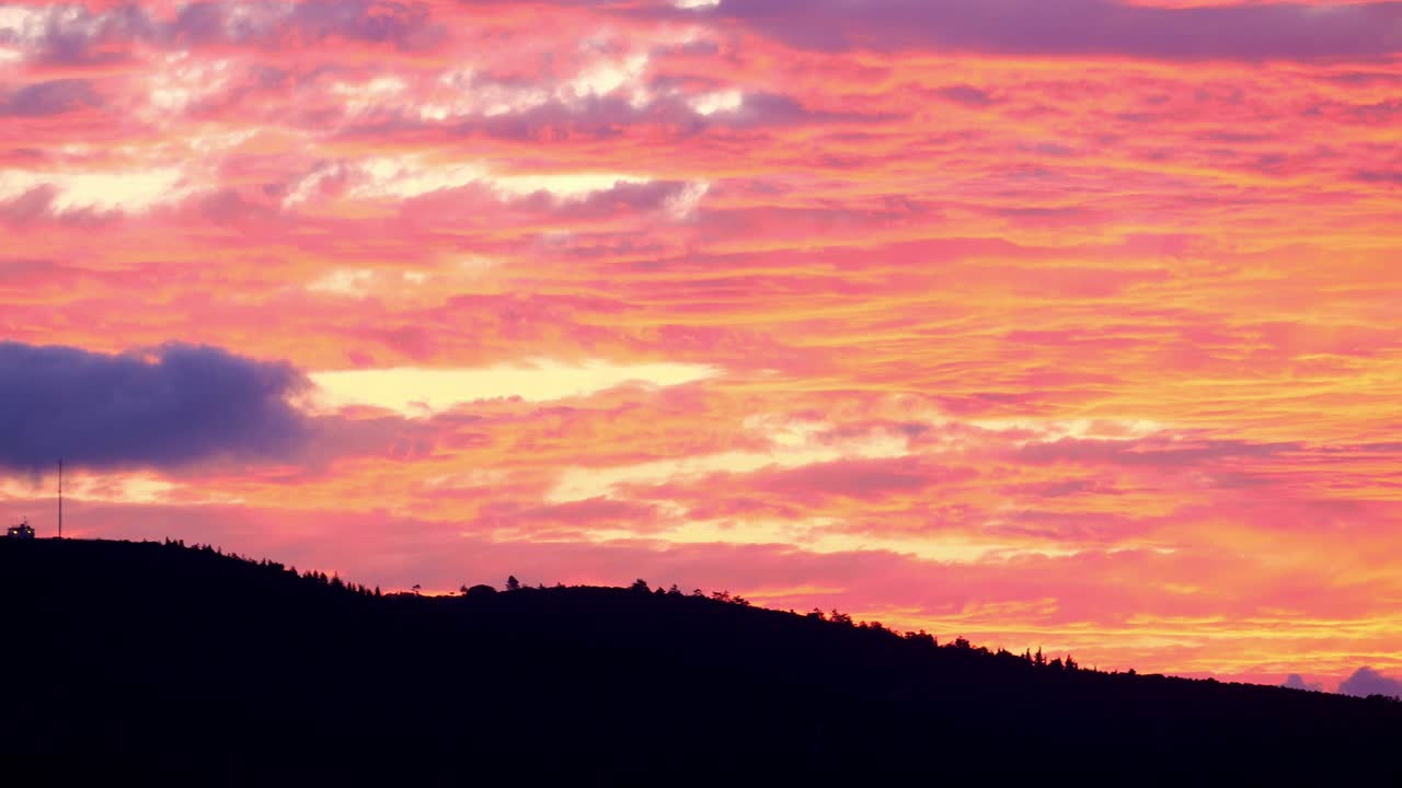 산맥 위에서 놀라운 해가 지는 모습