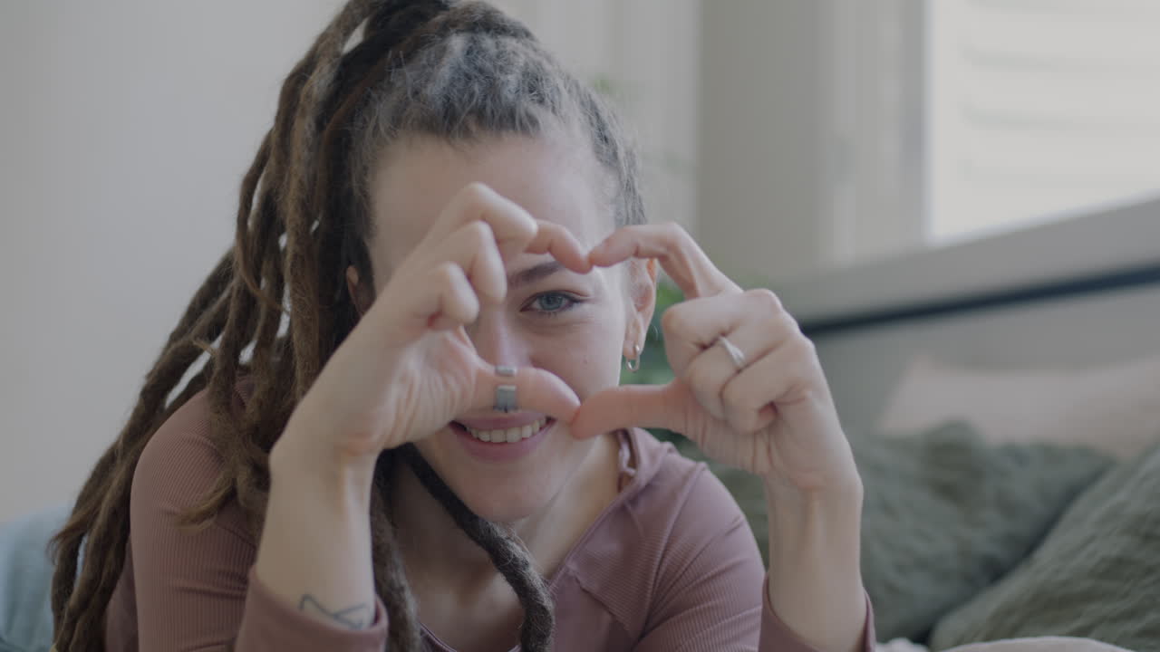 mujer haciendo forma de corazón con las manos