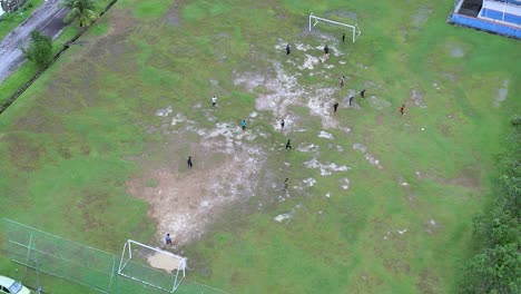 잔디밭에서 축구를 하는 친구들을 천천히 공중으로 돌고 있다