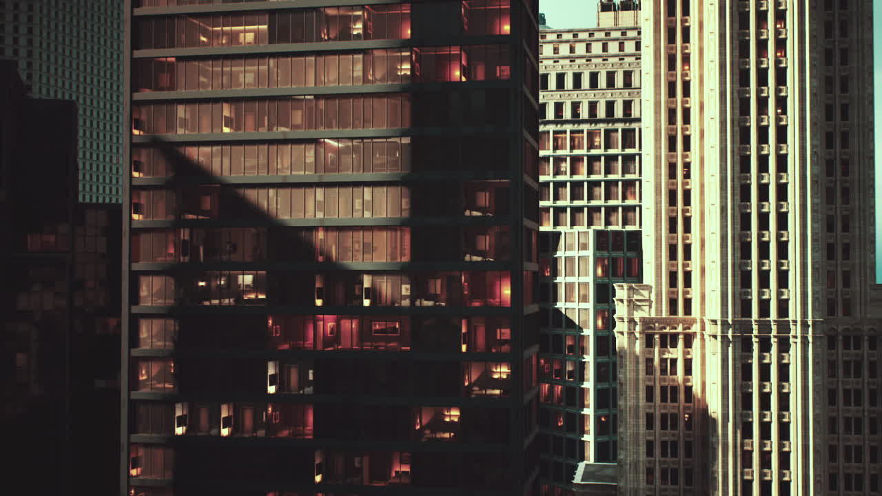 Architettura urbana che mette in mostra i riflessi della luce al crepuscolo in un paesaggio cittadino