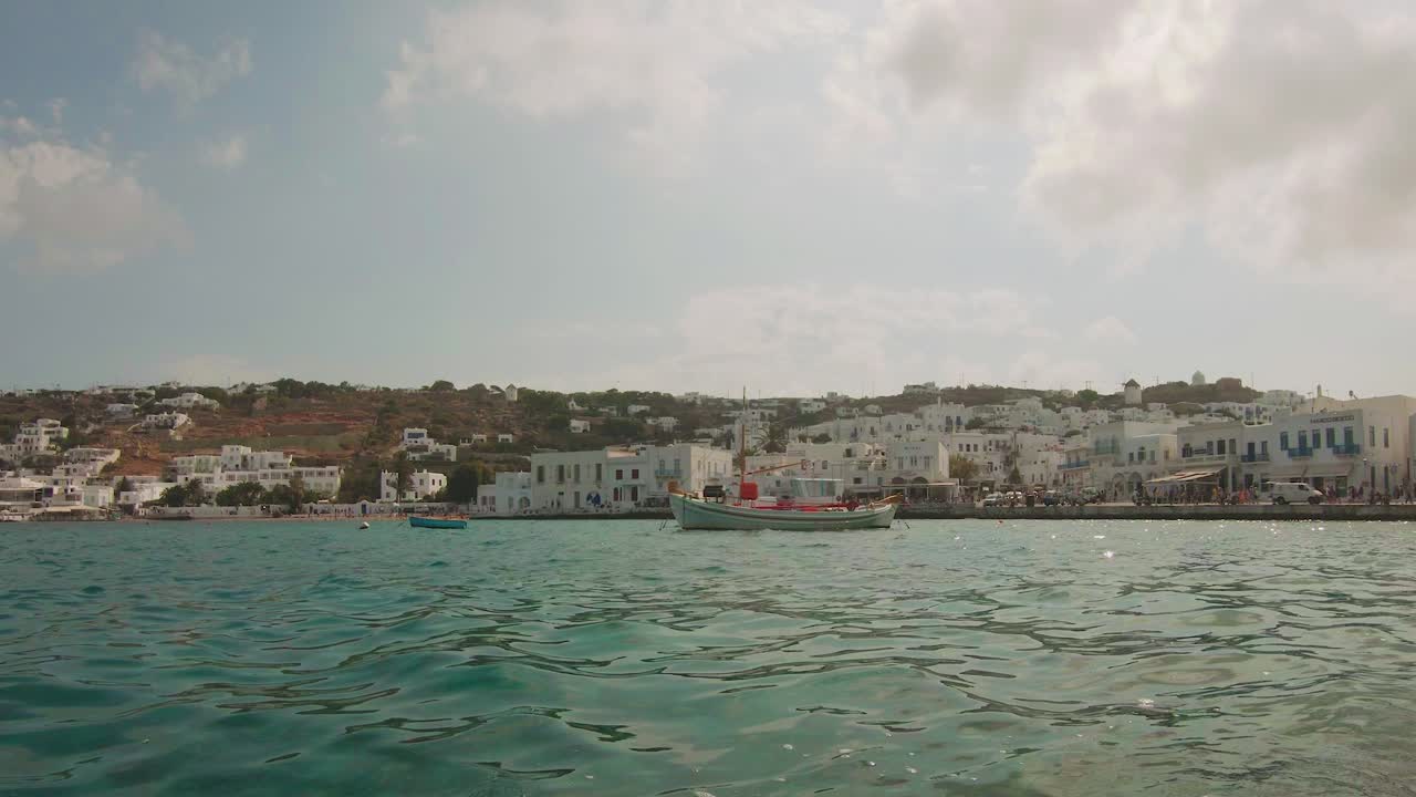 매력적인 미코노스 섬 해안에서 어선의 샷