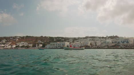 Eine-Aufnahme-Eines-Fischerbootes-Vor-Der-Küste-Der-Bezaubernden-Insel-Mykonos