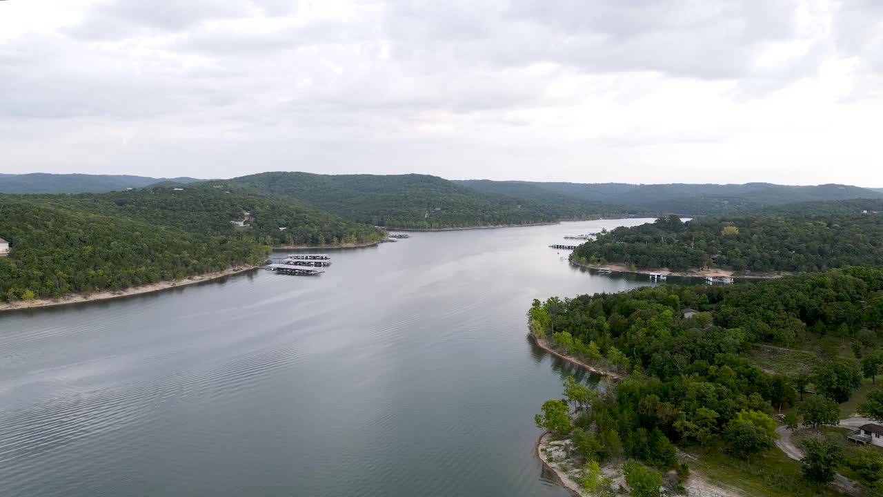 parque estatal table rock lake en las montañas ozark en missouri - drone aéreo estableciendo vista